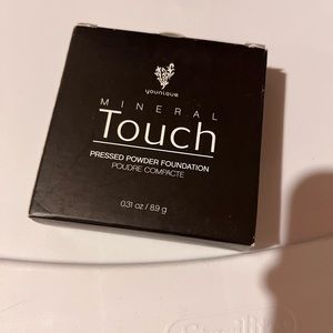 Younique pressed powder foundation velour
